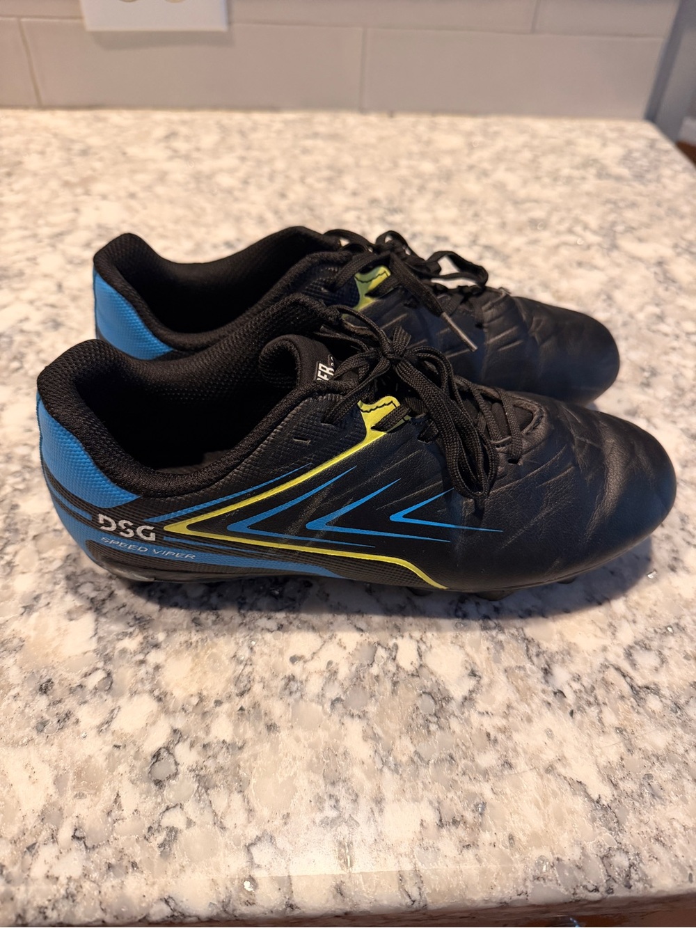 Dicks Sporting Goods big Kids Black Soccer Sneakers in great condition, size 4